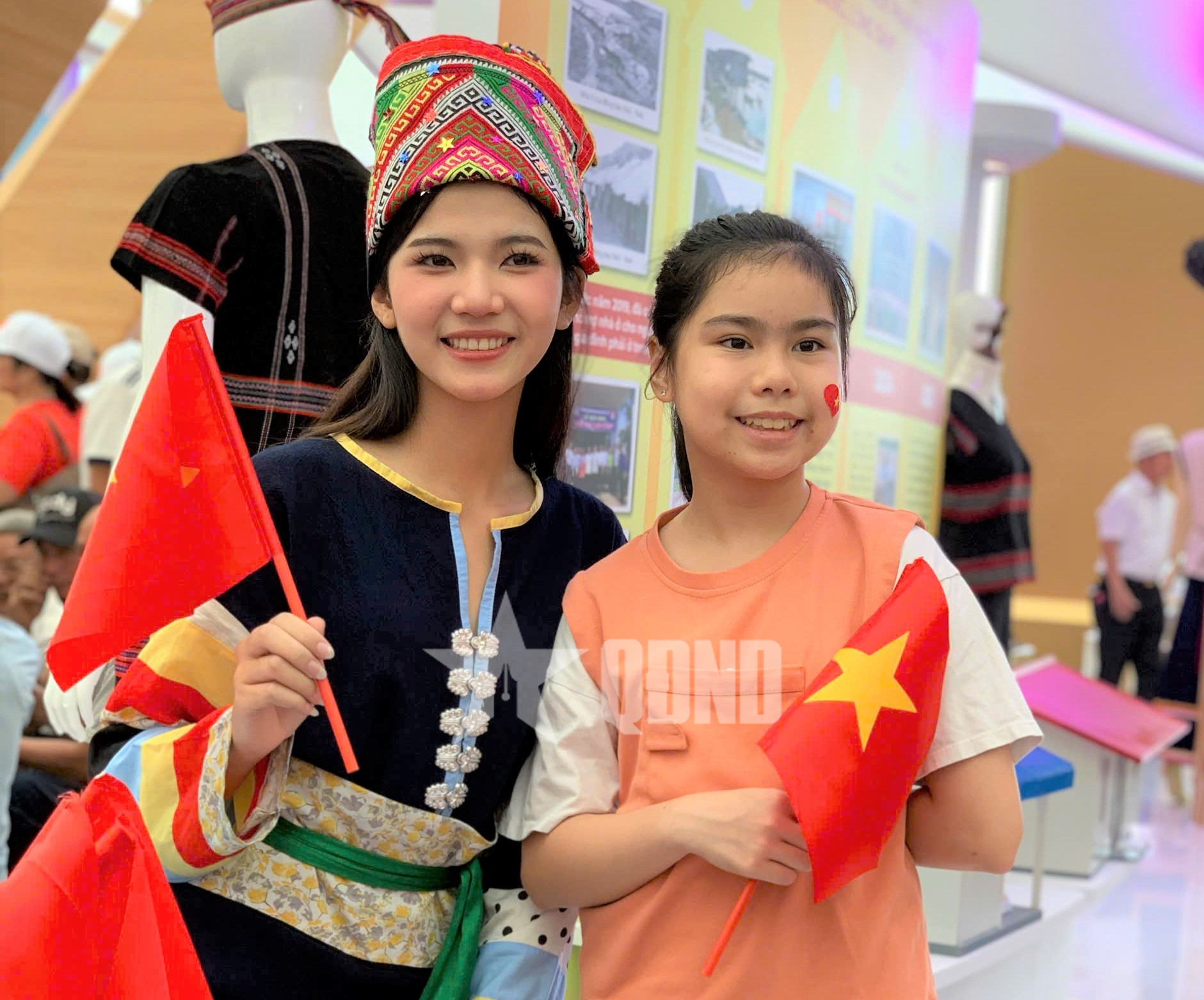 Những khách tham quan “đặc biệt” tại Triển lãm thành tựu đất nước